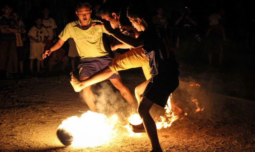 Fireball Soccer este un joc de fotbal, cu mingea în flăcări!